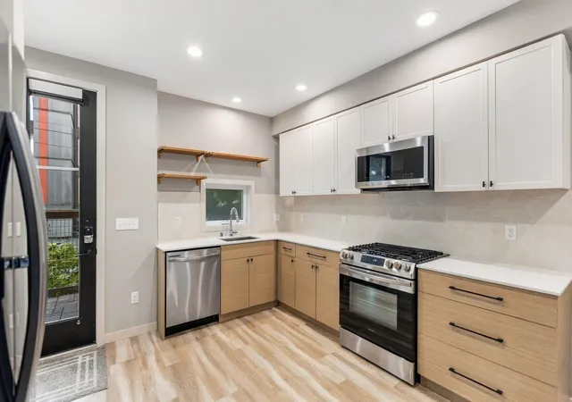 Photo 3 of Townhouse for sale at 304 N 107th Street, Seattle, WA 98133 | MLS# NWM2597510 | Listing updated on 2026-10-23