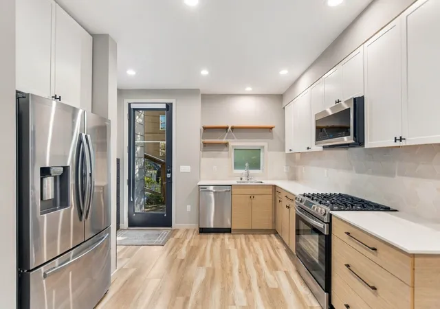 Photo 4 of Townhouse for sale at 304 N 107th Street, Seattle, WA 98133 | MLS# NWM2597510 | Listing updated on 2026-10-23