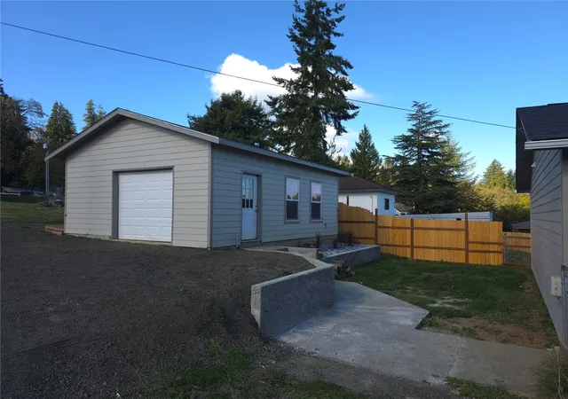 Photo 3 of Single family home for sale at 758 Barnhart St, Raymond, WA 98577 | MLS# NWM2597588 | Listing updated on 2026-10-29