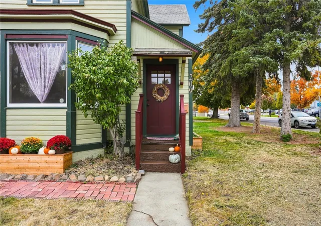 Photo 3 of Single family home for sale at 209 E Capitol Ave, Ellensburg, WA 98926 | MLS# NWM2597623 | Listing updated on 2026-10-28