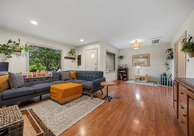 Photo 3 of Single family home for sale at 18 W Intercity Ave, Everett, WA 98204 | MLS# NWM2597641 | Listing updated on 2026-10-25