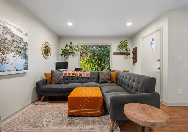 Photo 4 of Single family home for sale at 18 W Intercity Ave, Everett, WA 98204 | MLS# NWM2597641 | Listing updated on 2026-10-25