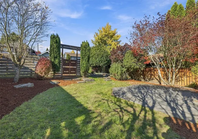 Photo 3 of Single family home for sale at 1515 Martin Luther King Jr Way, Seattle, WA 98122 | MLS# NWM2597665 | Listing updated on 2026-10-26