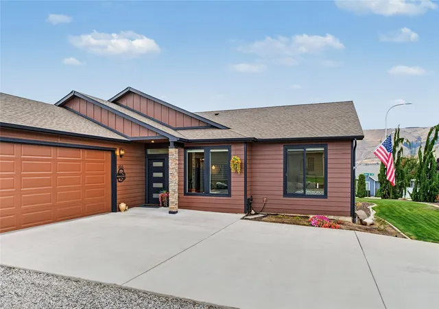 Photo 1 of Single family home for sale at 425 S Jarvis Ave, East Wenatchee, WA 98802 | MLS# NWM2597699 | Listing updated on 2026-10-26