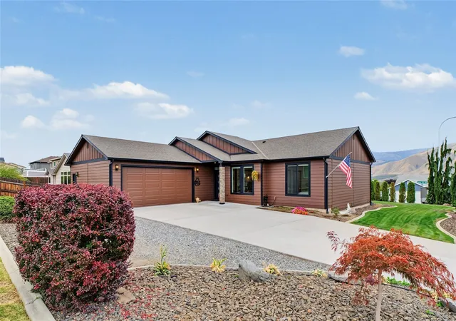 Photo 2 of Single family home for sale at 425 S Jarvis Ave, East Wenatchee, WA 98802 | MLS# NWM2597699 | Listing updated on 2026-10-26