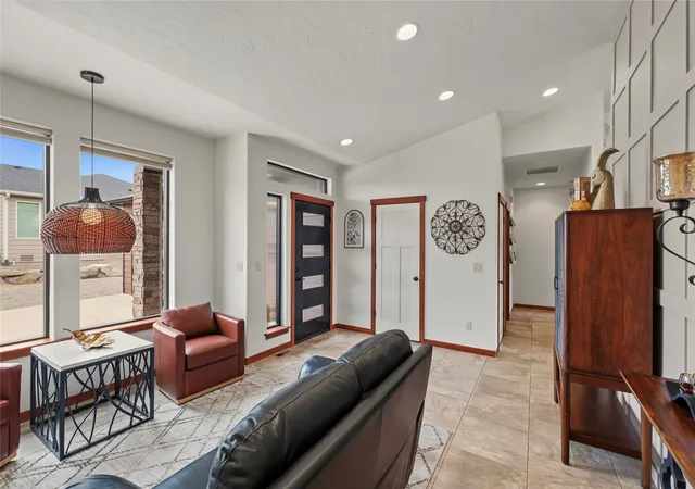 Photo 4 of Single family home for sale at 425 S Jarvis Ave, East Wenatchee, WA 98802 | MLS# NWM2597699 | Listing updated on 2026-10-26