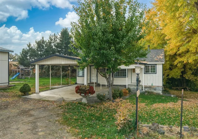 Photo 3 of Single family home for sale at 85183 Highway 11, Milton Freewater, OR 97862 | MLS# NWM2597706 | Listing updated on 2026-10-26