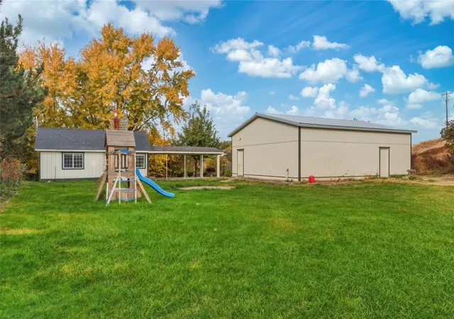 Photo 4 of Single family home for sale at 85183 Highway 11, Milton Freewater, OR 97862 | MLS# NWM2597706 | Listing updated on 2026-10-26