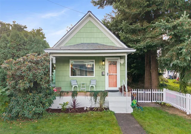 Single family home for sale at 624 Elizabeth St, Sumner, WA 98390 | MLS# NWM2597721