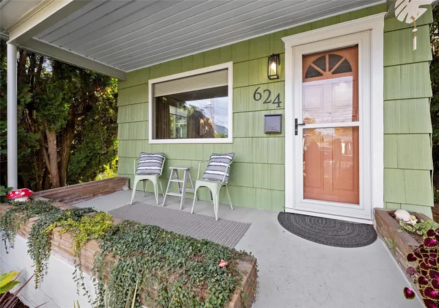 Photo 2 of Single family home for sale at 624 Elizabeth St, Sumner, WA 98390 | MLS# NWM2597721 | Listing updated on 2026-10-28