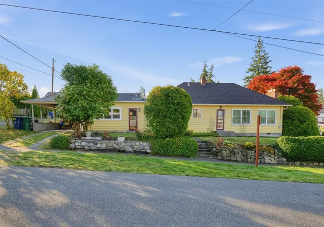 Photo 2 of Single family home for sale at 304 E Highland Ave, Mount Vernon, WA 98273 | MLS# NWM2597753 | Listing updated on 2026-10-24