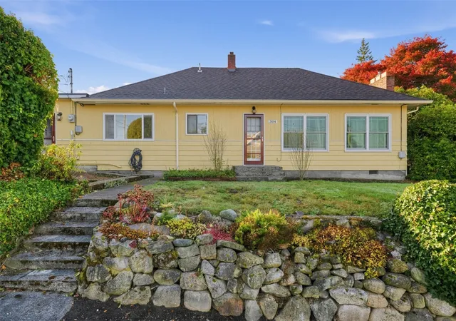 Photo 3 of Single family home for sale at 304 E Highland Ave, Mount Vernon, WA 98273 | MLS# NWM2597753 | Listing updated on 2026-10-24