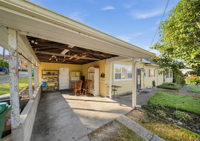Photo 4 of Single family home for sale at 304 E Highland Ave, Mount Vernon, WA 98273 | MLS# NWM2597753 | Listing updated on 2026-10-24