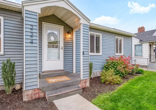 Photo 3 of Single family home for sale at 224 East St SW, Ephrata, WA 98823 | MLS# NWM2597863 | Listing updated on 2026-10-26