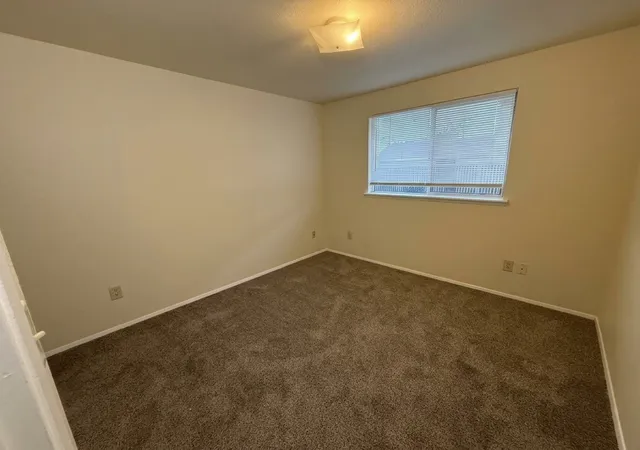 Photo 4 of Single family home for sale at 1007 S 17th Avenue, Yakima, WA 98902 | MLS# NWM2597968 | Listing updated on 2026-10-28