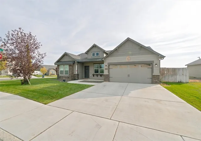 Photo 2 of Single family home for sale at 8004 Cassiar Dr, Pasco, WA 99301 | MLS# NWM2597986 | Listing updated on 2026-10-26