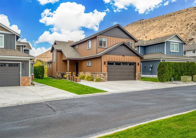 Photo 1 of Single family home for sale at 9448 Yakima Ln Nw, Quincy, WA 98848 | MLS# NWM2598052 | Listing updated on 2026-10-27