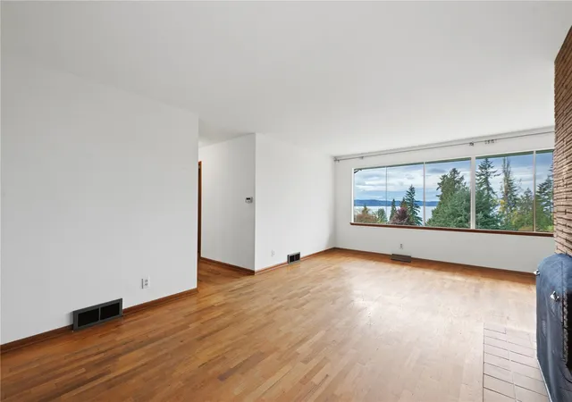 Photo 4 of Single family home for sale at 2714 SW 164th Place, Burien, WA 98166 | MLS# NWM2598110 | Listing updated on 2026-10-30