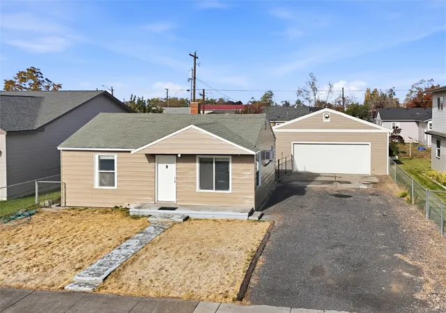 Photo 1 of Single family home for sale at 2212 Spruce, Moses Lake, WA 98837 | MLS# NWM2598136 | Listing updated on 2026-10-29