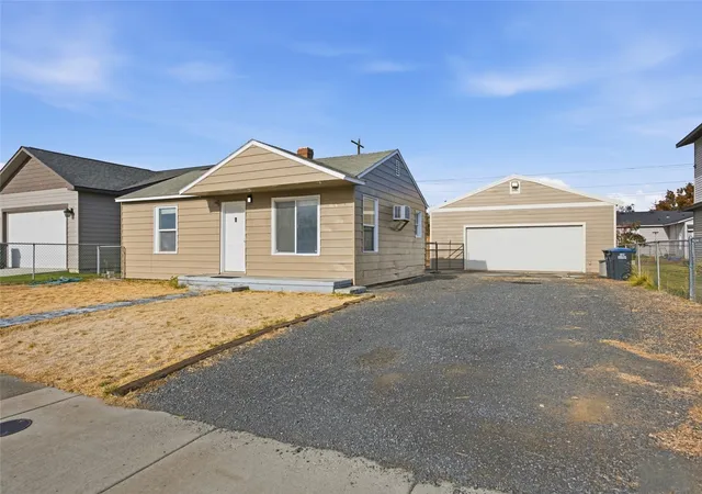 Photo 1 of Single family home for sale at 2212 Spruce, Moses Lake, WA 98837 | MLS# NWM2598136 | Listing updated on 2026-10-29