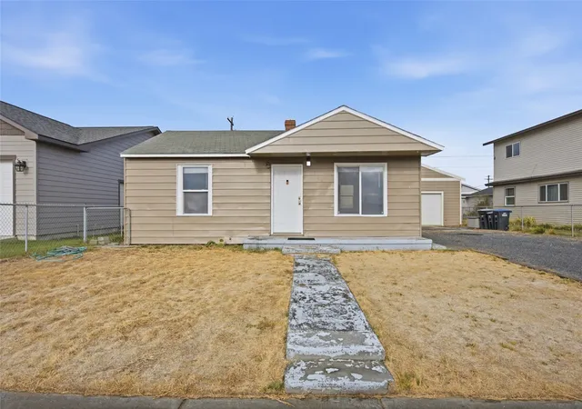 Photo 2 of Single family home for sale at 2212 Spruce, Moses Lake, WA 98837 | MLS# NWM2598136 | Listing updated on 2026-10-29
