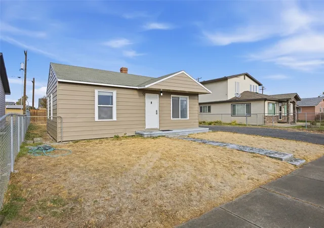 Photo 3 of Single family home for sale at 2212 Spruce, Moses Lake, WA 98837 | MLS# NWM2598136 | Listing updated on 2026-10-29