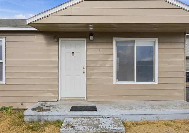 Photo 4 of Single family home for sale at 2212 Spruce, Moses Lake, WA 98837 | MLS# NWM2598136 | Listing updated on 2026-10-29