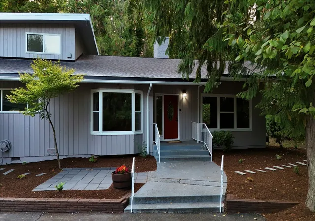 Photo 2 of Single family home for sale at 2918 Glenwood Dr, Longview, WA 98632 | MLS# NWM2598148 | Listing updated on 2026-10-26