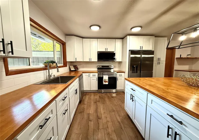 Photo 3 of Single family home for sale at 2918 Glenwood Dr, Longview, WA 98632 | MLS# NWM2598148 | Listing updated on 2026-10-26