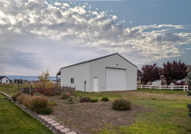 Photo 1 of Single family home for sale at 261 El Bronco Ln, Ellensburg, WA 98926 | MLS# NWM2598164 | Listing updated on 2026-10-27