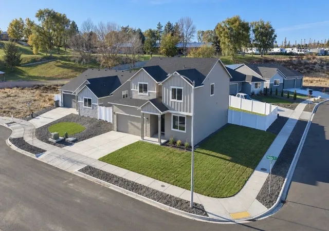 Photo 1 of Single family home for sale at 494 N Ruddy St, Moses Lake, WA 98837 | MLS# NWM2598198 | Listing updated on 2026-10-26