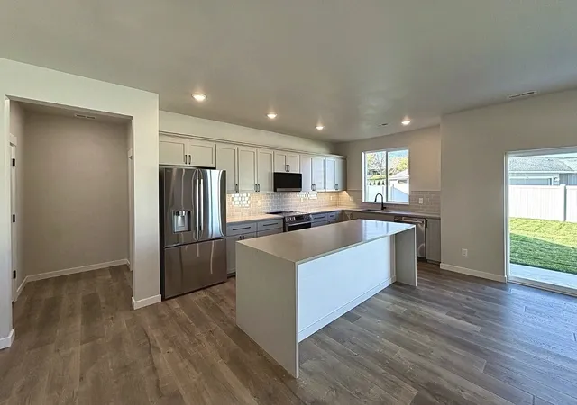 Photo 3 of Single family home for sale at 494 N Ruddy St, Moses Lake, WA 98837 | MLS# NWM2598198 | Listing updated on 2026-10-26
