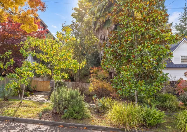 Photo 2 of Single family home for sale at 1717 29th Avenue, Seattle, WA 98122 | MLS# NWM2598205 | Listing updated on 2026-10-29