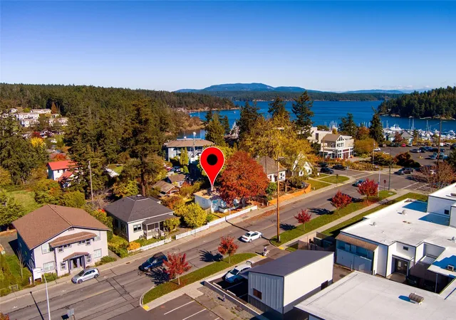 Photo 3 of Single family home for sale at 520 Guard St, Friday Harbor, WA 98250 | MLS# NWM2598280 | Listing updated on 2026-10-26