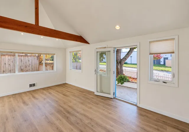 Photo 4 of Single family home for sale at 520 Guard St, Friday Harbor, WA 98250 | MLS# NWM2598280 | Listing updated on 2026-10-26