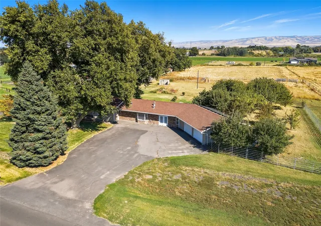 Photo 2 of Single family home for sale at 85327 Highway 339, Milton Freewater, OR 97862 | MLS# NWM2598293 | Listing updated on 2026-10-27