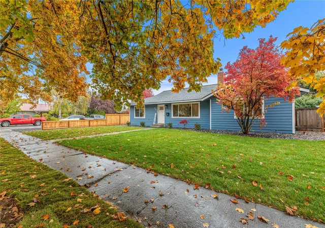 Photo 2 of Single family home for sale at 301 Pioneer Dr, Wenatchee, WA 98801 | MLS# NWM2598487 | Listing updated on 2026-10-28