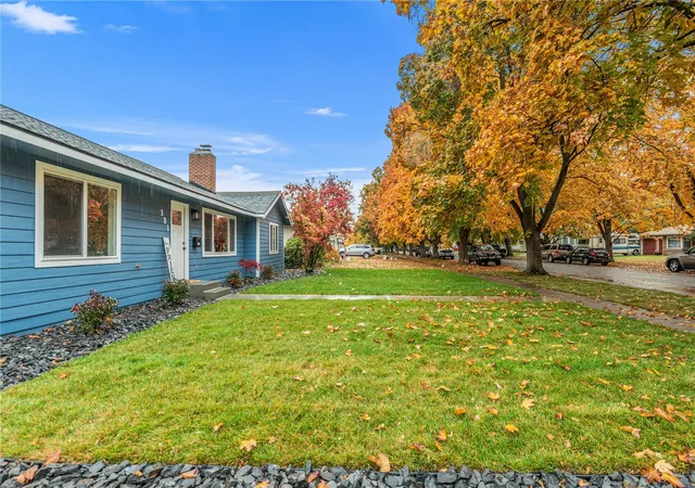 Photo 3 of Single family home for sale at 301 Pioneer Dr, Wenatchee, WA 98801 | MLS# NWM2598487 | Listing updated on 2026-10-28