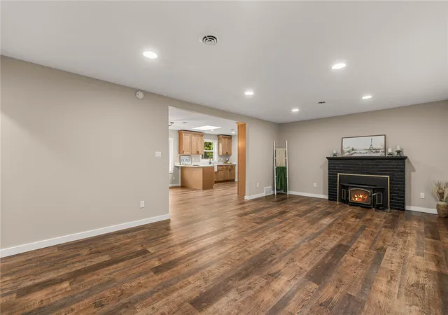 Photo 4 of Single family home for sale at 301 Pioneer Dr, Wenatchee, WA 98801 | MLS# NWM2598487 | Listing updated on 2026-10-28