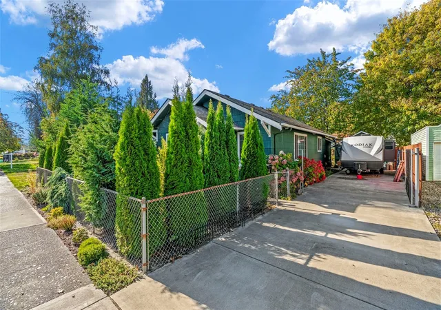 Photo 1 of Single family home for sale at 427 15th Avenue, Longview, WA 98632 | MLS# NWM2598497 | Listing updated on 2026-10-27