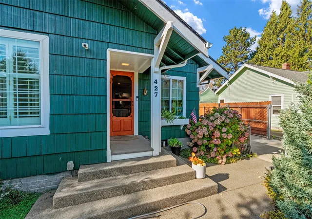 Photo 2 of Single family home for sale at 427 15th Avenue, Longview, WA 98632 | MLS# NWM2598497 | Listing updated on 2026-10-27