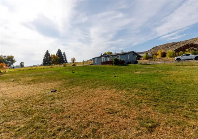 Photo 2 of Manufactured home for sale at 2 Farver Ln, Tonasket, WA 98855 | MLS# NWM2598592 | Listing updated on 2026-10-28