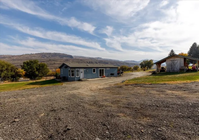 Photo 3 of Manufactured home for sale at 2 Farver Ln, Tonasket, WA 98855 | MLS# NWM2598592 | Listing updated on 2026-10-28