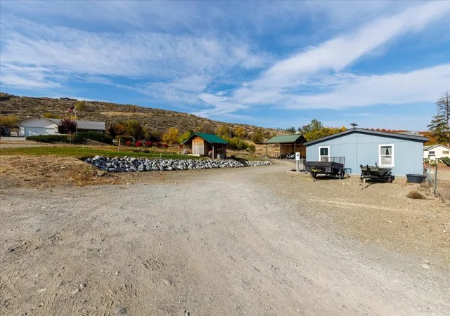 Photo 3 of Manufactured home for sale at 2 Farver Ln, Tonasket, WA 98855 | MLS# NWM2598592 | Listing updated on 2026-10-28