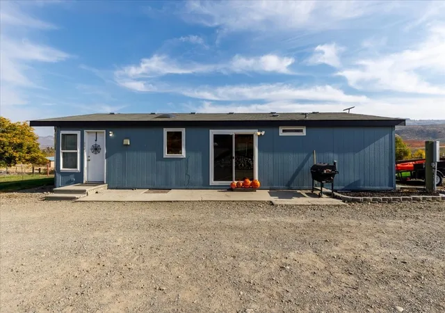Photo 4 of Manufactured home for sale at 2 Farver Ln, Tonasket, WA 98855 | MLS# NWM2598592 | Listing updated on 2026-10-28