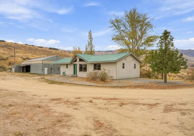 Photo 1 of Single family home for sale at 685 NW Road 20, Waterville, WA 98858 | MLS# NWM2598693 | Listing updated on 2026-10-28