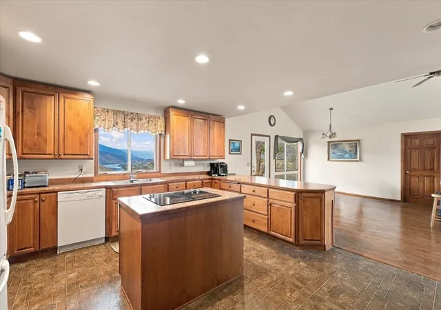 Photo 3 of Single family home for sale at 685 NW Road 20, Waterville, WA 98858 | MLS# NWM2598693 | Listing updated on 2026-10-28