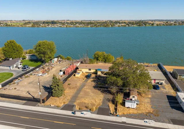 Manufactured home for sale at 3107 Westshore Dr NE, Moses Lake, WA 98837 | MLS# NWM2598710