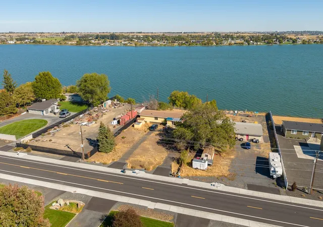 Photo 2 of Manufactured home for sale at 3107 Westshore Dr NE, Moses Lake, WA 98837 | MLS# NWM2598710 | Listing updated on 2026-10-28