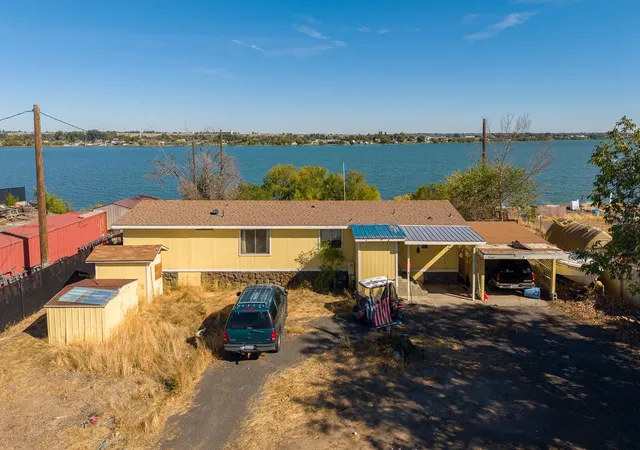 Photo 3 of Manufactured home for sale at 3107 Westshore Dr NE, Moses Lake, WA 98837 | MLS# NWM2598710 | Listing updated on 2026-10-28